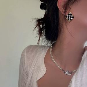 Collar de Cadena de Hueso con Cierre de Sonrisa de Agua de Mar en Oro de 18K con Cinco Perlas Akoya - Product Image 4