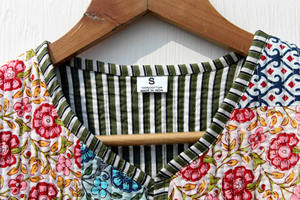 Chaqueta Acolchada de Algodón Unisex Hecha a Mano en India, Ligera y Cálida para Cada Temporada, Diseño Floral con Parches, Transpirable - Product Image 4