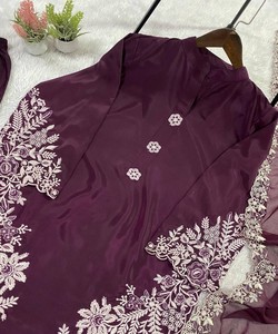 ชุดเสื้อผ้าไหมเครปปักลายหรูหรา พร้อมกางเกงปาลาซโซ่และผ้าคลุมไหล่ สำหรับงานเทศกาล ราคาขายส่ง เสื้อผ้าชาติพันธุ์ สีไวน์ - Product Image 5