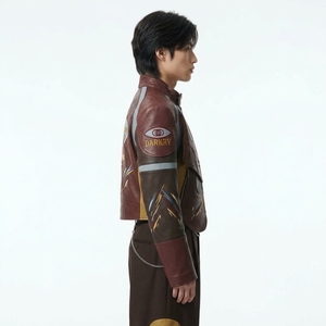 เสื้อแจ็คเก็ตหนังแท้สีน้ำตาลเบอร์กันดีสำหรับผู้ชาย ปักลายนักสู้มวย คอตั้ง สไตล์นักขี่มอเตอร์ไซค์  เสื้อโค้ทสั่งทำพิเศษสำหรับผู้ชาย - Product Image 3