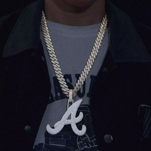 Collar con Colgante de Cruz de Diamante Moissanite Vintage Plateado de la Mejor Calidad, Corte Baguette, para Regalo, Boda o Fiesta, para Adultos, en Venta - Product Image 2