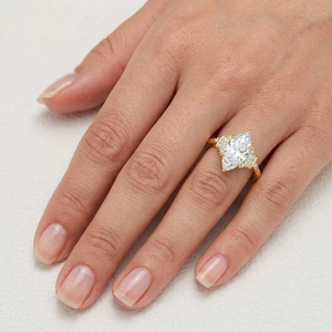 Anillo de Compromiso con Diamante de Corte Marquesa de 2.50 Quilates, Claridad VVS2, Color F, Oro Amarillo de 14K, Certificado IGI, Diamante Baguette Blanco CVD - Product Image 2
