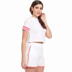 Ensemble de sport blanc 2 pièces pour femmes, haut court à manches courtes avec rayures roses et short assorti, vêtements de printemps et d'été - Product Image 1