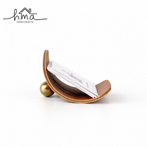 Porta Tarjetas de Visita de Madera Curvada Marrón con Base Esférica Dorada, Soporte de Exhibición de Tarjetas de Escritorio con Forma de Media Luna Minimalista - Product Image 1