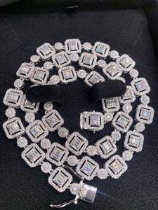 Chaîne Hip Hop Cuban Link en Argent Sterling Plaqué Or Unisexe avec Pendentif Jésus Sertie de Moissanite Clarté VVS Certifiée IGI - Product Image 4