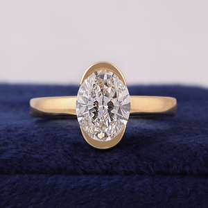 Bague de fiançailles solitaire ovale en diamant de laboratoire certifié IGI de 2,5 carats, sertie clos, en or jaune 10 carats, bague statement - Product Image 1