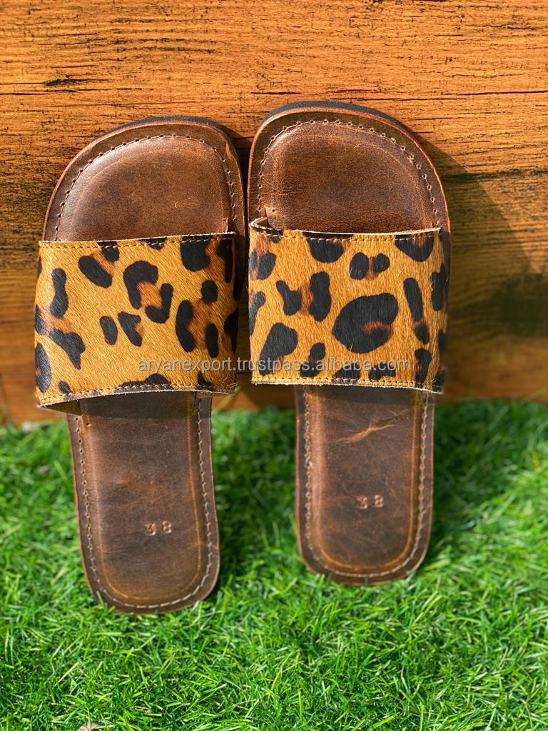 Brun avec la fourrure d'impression d'animal