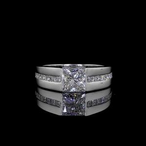 Bague de déclaration pour homme en or blanc plaqué rhodium, avec diamant taille princesse et diamant carré, motif emblème royal, 2 carats - Product Image 1
