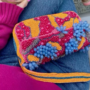 Bolso de hombro multicolor con cuentas de semillas, hecho a mano con cuentas de vidrio, para mujer, ideal para fiestas, salidas informales o como bolso cruzado. - Product Image 1