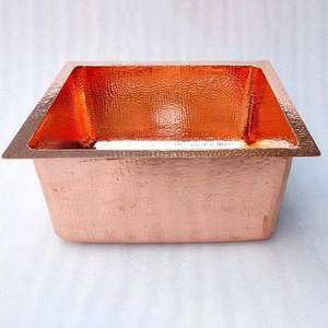 Évier de cuisine en cuivre style ferme avec façade classique et texture martelée pour les aménagements intérieurs rustiques - Product Image 5