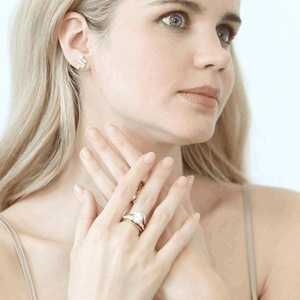 Anillo de boda de diamantes cultivados en laboratorio con corte baguette, engaste flush, diseño asimétrico curvo en arco de espiga, apilable para mujer, oro de 14K y 18K, venta al por mayor - Product Image 6