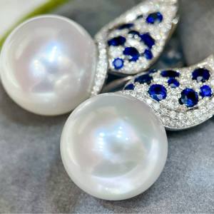 Boucles d'oreilles pendantes de luxe en perles naturelles rondes noires et vertes paon de 11-10 mm, plaquées rhodium sur argent pur à 100 % - Product Image 1