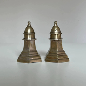 Salière et poivrière en métal simple, durable et au design minimaliste, idéale pour l'assaisonnement quotidien et la table. - Product Image 1