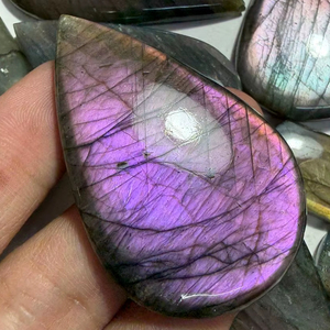 Cabujón de labradorita púrpura de alta calidad, piedra preciosa natural para la fabricación de joyería a precios de mayoreo en BU Gems. ¡Apresúrese! - Product Image 1