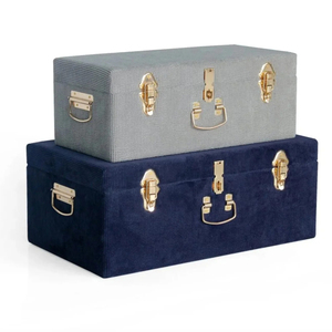 Ensemble de 2 coffres en tissu velours côtelé gris et bleu marine avec des finitions dorées brillantes pour une décoration de rangement luxueuse et tendance. - Product Image 1