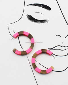 Boucles d'oreilles en résine pour femmes en résine et bois pour articles de fête Bijoux et accessoires à la mode - Product Image 1