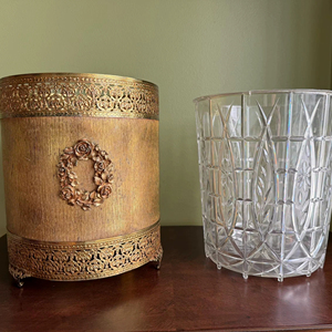 Corbeille à papier de style luxueux en métal doré et bois, avec pieds ornés et motif floral tridimensionnel, pour la maison et les cadeaux - Product Image 1