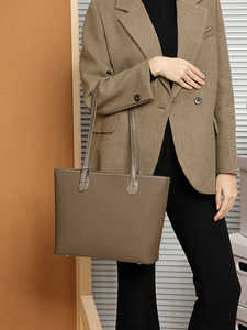 Bolsos de Hombro de Cuero Genuino de Alta Calidad para Mujer, Diseño Simple, Gran Capacidad, Venta al Por Mayor, Color Personalizado, Logotipo OEM, 2026 - Product Image 5