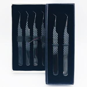 Pince à épiler pour extensions de cils RMI Private Label en acier inoxydable 10 mm, couleur plasma noir brillant, boîte / pochette / étui magnétique - Product Image 2