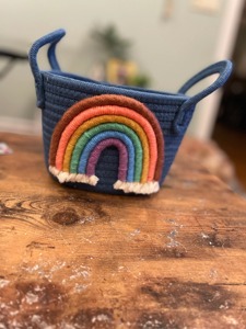 Cesta de macramé con diseño de arcoíris, ideal para la habitación de los niños, para guardar objetos y como regalo, con un diseño colorido y divertido, procedente de la India. - Product Image 3