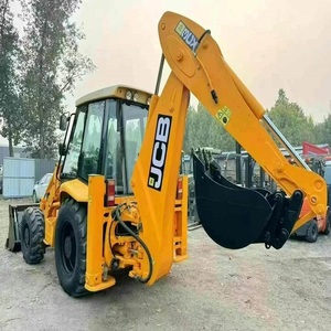 Chargeuse JCB 3CX professionnelle adaptée aux travaux routiers, aux excavations, au manutention de matériaux, à la préparation des chantiers et aux travaux de construction lourde - Product Image 3