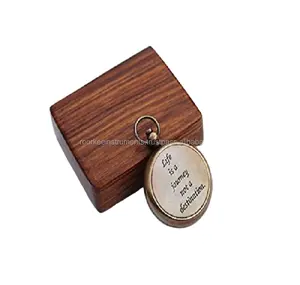 Vente en gros personnalisée mini boussole gravée en laiton citation gravée "La vie est un voyage, pas une destination" avec caisse en bois