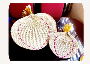 Éventail vietnamien unique et abordable, fabriqué à la main à partir de feuilles de bodhi, pour une décoration spirituelle de luxe et un élégant souvenir de mariage. - Product Image 4
