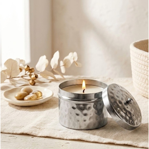 Bougie parfumée de luxe en métal martelé avec couvercle, cire de soja naturelle coulée à la main pour la décoration de la maison à prix raisonnable - Product Image 1