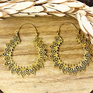 Pendientes Boho de Diseño Único, Joyería Tribal de Latón para Mujer, Chapados en Oro de 18k, Filigrana Floral, Aros Geométricos para Venta al por Mayor/OEM/ODM - Product Image 1