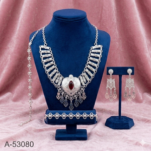 MOLL JEWELLERS ชุดเครื่องประดับหรูหราสำหรับผู้หญิง สร้อยคอพร้อมจี้ทรงคุชชั่นประดับเพชรซิร์คอน ชุบทอง 24K พร้อมต่างหู สร้อยแบบกล่อง ดีไซน์เลียนแบบ - Product Image 5