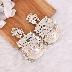 Boucles d'oreilles ethniques Jhumka en pierre Kundan, perle et hydro-cristal vert |   Bijoux indiens traditionnels en laiton plaqué argent - Product Image 3