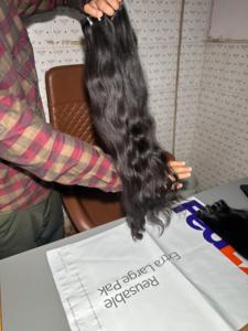 Extensions de cheveux naturelles authentiques à ondulations naturelles avec une finition ultra-douce et une texture réaliste pour des looks ondulés naturellement fluides - Product Image 4