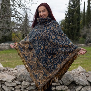 เสื้อคลุมปอนโชทำมือสไตล์ชนเผ่า อุ่นสบาย ผลิตจากอะคริลิกวีแกน ผ้าขนสัตว์เทียม เหมาะสำหรับงานเทศกาล มีฮู้ด ดีไซน์ทันสมัย ใช้ได้ทั้งผู้หญิงและผู้ชาย สำหรับฤดูหนาว - Product Image 1