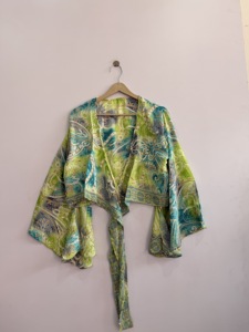 Lote de 10 Tops Cortos de Seda Estampada con Lazos Delanteros y Mangas Campana, Ideales para Fiestas - Product Image 1