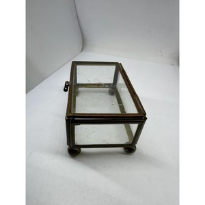 La structure métallique raffinée confère à cette boîte à bijoux un aspect esthétique luxueux et moderne. - Product Image 5