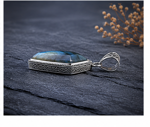 Pendentif en argent labradorite – Collier artisanal en argent sterling avec pierre précieuse bleue chatoyante - Product Image 3