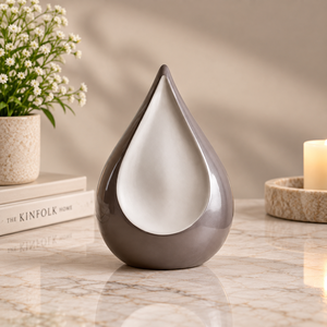Urna Escultural en Forma de Arco de Metal Negro con Diseño de Curva en Forma de Media Luna, Detalle de Esfera Rodante y Soporte Distintivo para Cenizas Conmemorativas - Product Image 6