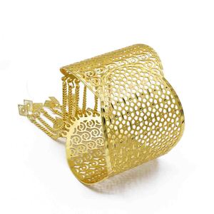 Pulsera de brazalete de metal chapado en oro de 14K, 18K, 24K al por mayor con patrones de filigrana y panal de abeja y cadenas colgantes. - Product Image 2