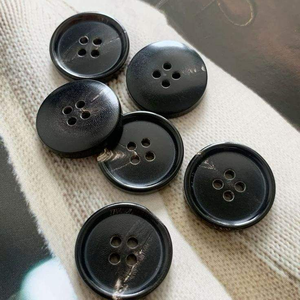 Boutons en corne de buffle faits à la main, de haute qualité, naturels, avec logo personnalisé, par HF CRAFTS, très demandés - Product Image 3