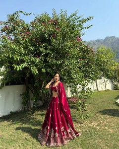 Precioso color novia tradicional Lahenga Choli blusa sin costuras pieza de seda de alta calidad rampa de trabajo lista India - Product Image 2
