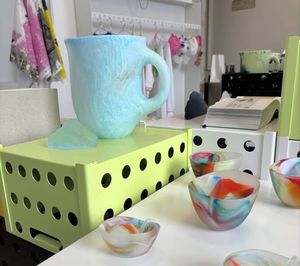 Carafe en verre résistante à la chaleur au design classique, soufflée à la main, avec bec verseur et décorations en résine colorée, idéale pour les fêtes - Product Image 3