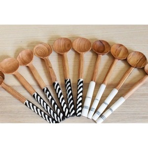 Cucharas de madera de diseño minimalista con mango largo en blanco y negro, juego de cucharas duraderas para servir, de UO INDIA. - Product Image 2