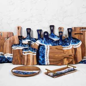 Planche à découper moderne en bois d'acacia avec incrustation en résine époxy bleue, plateau de service minimaliste pour charcuterie, cadeau idéal pour la cuisine - Product Image 4