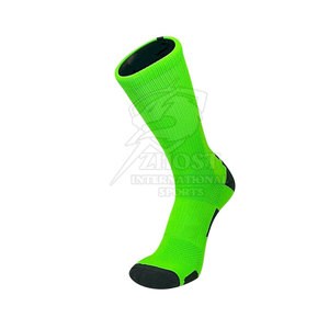 Nouvelles chaussettes de sport au design tendance, chaussettes de sport personnalisées avec grip pour équipe, chaussettes pour hommes en vente - Product Image 4