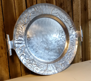 Assiette ronde en argent faite à la main avec motif de feuille en relief, en aluminium, pour mariages et événements de luxe - Product Image 1