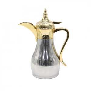 Cafetera árabe artesanal con acabado niquelado decorativo, boquilla larga y tapa dorada para el hogar y hoteles. - Product Image 1