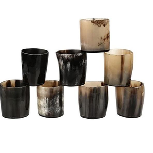 Cuerno Vikingo Corto Vintage Grabado a Mano, Taza Ecológica de Cuerno Natural con Tapa, Estilo Animal, Tamaño Pequeño, Multiusos - Product Image 1