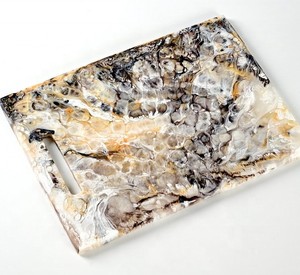 Planche à fromage élégante et tendance en résine époxy, bloc de découpe personnalisable en taille et couleur, qualité supérieure - Product Image 1