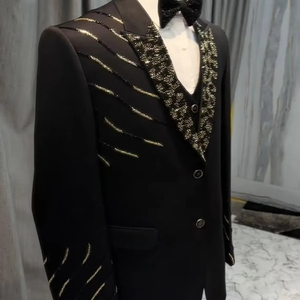 Costume de smoking noir pour homme avec revers brodé de paillettes – Blazer de soirée de mariage avec gilet et nœud papillon - Product Image 1
