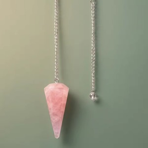 Péndulo de Cuarzo de Color Rosa de Aspecto Lujoso, Pulido, en Forma de Lápiz, Cadena Plateada, Artesanía Feng Shui de Primera Calidad - Product Image 3